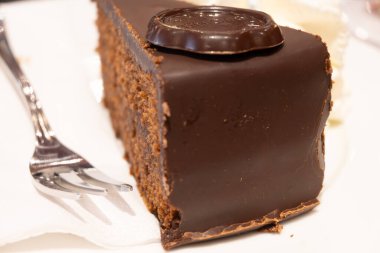 Avusturya kaynaklı kayısı reçelli ünlü Sachertorte çikolatalı keki Viyana 'daki eski klasik kafe restoranında kremayla servis ediliyor.