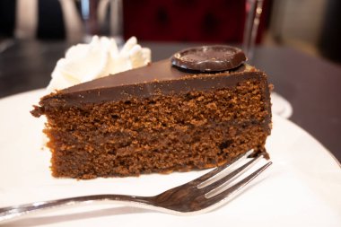 Avusturya kaynaklı kayısı reçelli ünlü Sachertorte çikolatalı keki Viyana 'daki eski klasik kafe restoranında kremayla servis ediliyor.