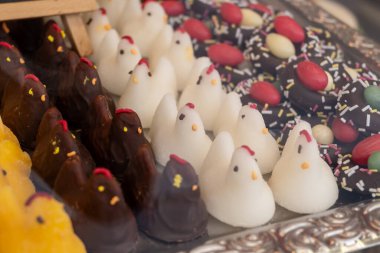 Avusturya 'nın Viyana kentindeki eski geleneksel şekerci dükkanında çeşitli Paskalya temalı şekerlemeler, marmelatlı tavuklar, çikolatalar ve yumurtalar sergileniyor.