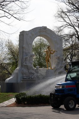 Şehir parkında yürümek ve baharda Viyana 'da bahçeler, güzel binaları ve caddeleri olan şehir merkezi, şehir manzarası, ilkbaharda Avusturya başkenti, ağaçlar ve çiçekler.