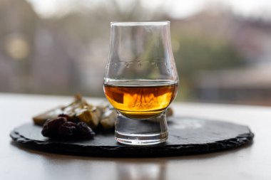 Viski ve peynir eşleştirme, viski bardağı ve tabağı tatma, dilimlenmiş eski mavi stilton ve mavi shropshire peyniri, İngiltere 'nin yiyecek ve içeceği.