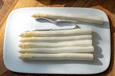 Hollandalı çiftçiler yüksek kaliteli ürünler, yıkanmış ve soyulmuş taze beyaz kuşkonmaz, mevsimlik vejetaryen gıdalar, gün ışığında