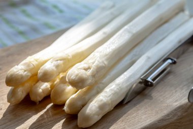 Hollandalı çiftçiler yüksek kaliteli ürünler, yıkanmış ve soyulmuş taze beyaz kuşkonmaz, mevsimlik vejetaryen gıdalar, gün ışığında