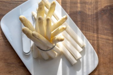 Hollandalı çiftçiler yüksek kaliteli ürünler, yıkanmış ve soyulmuş taze beyaz kuşkonmaz, mevsimlik vejetaryen gıdalar, gün ışığında