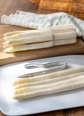 Hollandalı çiftçiler yüksek kaliteli ürünler, yıkanmış ve soyulmuş taze beyaz kuşkonmaz, mevsimlik vejetaryen gıdalar, gün ışığında