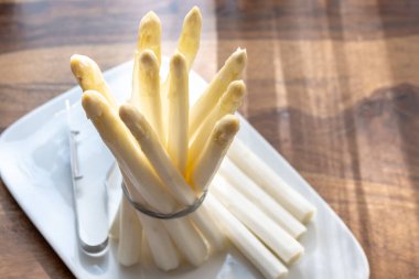 Hollandalı çiftçiler yüksek kaliteli ürünler, yıkanmış ve soyulmuş taze beyaz kuşkonmaz, mevsimlik vejetaryen gıdalar, gün ışığında