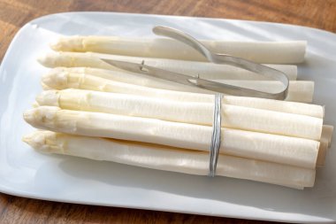 Hollandalı çiftçiler yüksek kaliteli ürünler, yıkanmış ve soyulmuş taze beyaz kuşkonmaz, mevsimlik vejetaryen gıdalar, gün ışığında