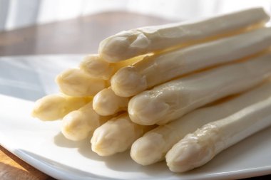 Hollandalı çiftçiler yüksek kaliteli ürünler, yıkanmış ve soyulmuş taze beyaz kuşkonmaz, mevsimlik vejetaryen gıdalar, gün ışığında