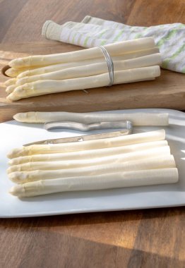 Hollandalı çiftçiler yüksek kaliteli ürünler, yıkanmış ve soyulmuş taze beyaz kuşkonmaz, mevsimlik vejetaryen gıdalar, gün ışığında