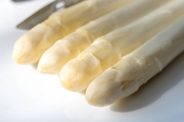 Hollandalı çiftçiler yüksek kaliteli ürünler, yıkanmış ve soyulmuş taze beyaz kuşkonmaz, mevsimlik vejetaryen gıdalar, gün ışığında