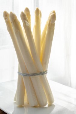 Hollandalı çiftçiler yüksek kaliteli ürünler, yıkanmış ve soyulmuş taze beyaz kuşkonmaz, mevsimlik vejetaryen gıdalar, gün ışığında