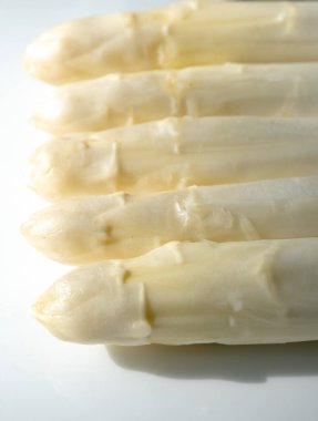 Hollandalı çiftçiler yüksek kaliteli ürünler, yıkanmış ve soyulmuş taze beyaz kuşkonmaz, mevsimlik vejetaryen gıdalar, gün ışığında