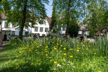 Bruges, Flanders 'da dantel ören rahibeler için ortaçağ manastırı, küçük beyaz evler ve Belçika' nın manastır duvarları içinde bir park.