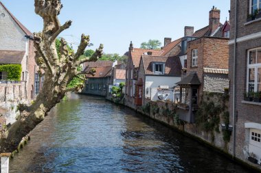 Bruges, Flanders, Belçika 'daki eski ortaçağ binalarının kanalı, köprüsü ve ön cepheleri güneşli bir günde gidilecek yer.