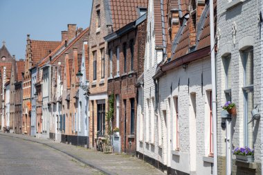Bruges, Flanders, Belçika 'daki dar sokaklardaki eski ortaçağ evleri, Batı Avrupa' daki turist merkezleri.