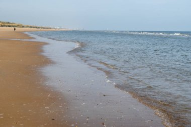 Kuzey Denizi 'nin sıcacık sahil köyünde beyaz kumlu bir sahil. Flanders, De Haan veya Le Coq sur Mer' de Belle Epoque tarzında inşa edilmiş.
