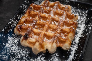 Brüksel, Flanders, Belçika 'da çeşitli malzemelerle pişirilmiş Belçika şekerli waffle' lar, lezzetli sokak yemekleri.