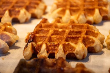 Brüksel, Flanders, Belçika 'da çeşitli malzemelerle pişirilmiş Belçika şekerli waffle' lar, lezzetli sokak yemekleri.