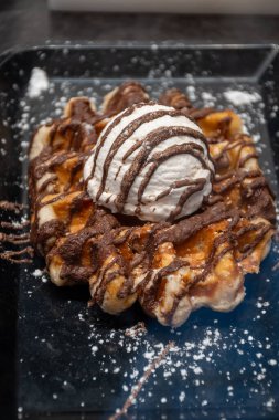 Brüksel, Flanders, Belçika 'da çeşitli malzemelerle pişirilmiş Belçika şekerli waffle' lar, lezzetli sokak yemekleri.