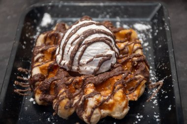 Brüksel, Flanders, Belçika 'da çeşitli malzemelerle pişirilmiş Belçika şekerli waffle' lar, lezzetli sokak yemekleri.