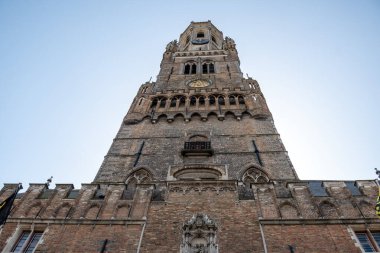 Ortaçağ evleri cepheler, çatılar ve Bruges, Flanders, Belçika 'nın merkezinde çanlar olan şehir kulesi.