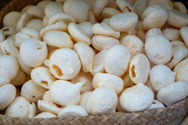 Belçika 'nın eski Bruges kentindeki şekerci dükkanında vitrininde çeşitli tatlara sahip taze pişmiş yumurtalar sergileniyor.