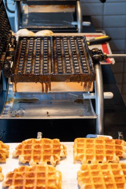 Brüksel, Flanders, Belçika 'da çeşitli malzemelerle pişirilmiş Belçika şekerli waffle' lar, lezzetli sokak yemekleri.