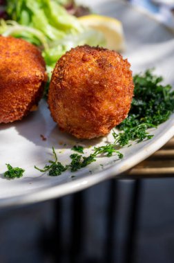 Açık kafede öğle yemeği. Vejetaryen peyniri ve yeşil kuşkonmaz kroket yanında taze salata ve Belçika, Bruges 'de patates kızartması.
