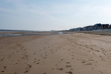 Kuzey Denizi 'nin sıcacık sahil köyünde beyaz kumlu bir sahil. Flanders, De Haan veya Le Coq sur Mer' de Belle Epoque tarzında inşa edilmiş.