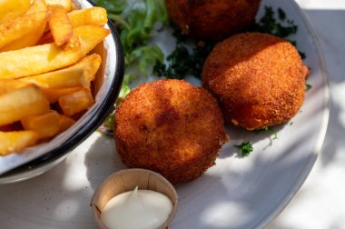 Açık kafede öğle yemeği. Vejetaryen peyniri ve yeşil kuşkonmaz kroket yanında taze salata ve Belçika, Bruges 'de patates kızartması.