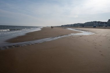 Kuzey Denizi 'nin sıcacık sahil köyünde beyaz kumlu bir sahil. Flanders, De Haan veya Le Coq sur Mer' de Belle Epoque tarzında inşa edilmiş.