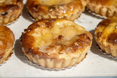 Taze tereyağlı meyve, tatlı çörek, kek, hamur işleri.