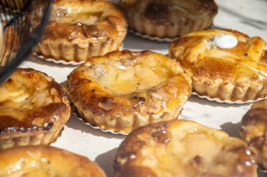 Taze tereyağlı meyve, tatlı çörek, kek, hamur işleri.