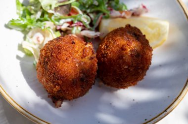 Açık kafede öğle yemeği. Vejetaryen peyniri ve yeşil kuşkonmaz kroket yanında taze salata ve Belçika, Bruges 'de patates kızartması.