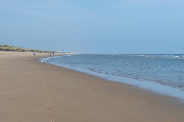 Kuzey Denizi 'nin sıcacık sahil köyünde beyaz kumlu bir sahil. Flanders, De Haan veya Le Coq sur Mer' de Belle Epoque tarzında inşa edilmiş.