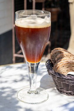 Belçika birası, Bruges 'deki eski bira fabrikasında, dubbel dark, lezzetli içecek, birayla öğle yemeği, turizm merkezi, Flanders, Belçika