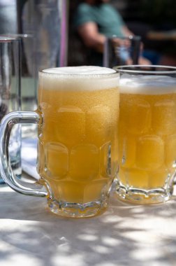 Belçika birası özel bardaklarda servis edilir Bruges 'deki eski bira fabrikasında, açık ya da koyu, lezzetli içecek, birayla öğle yemeği, turizm merkezi, Flanders, Belçika
