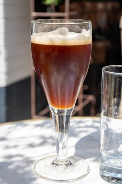 Belçika birası, Bruges 'deki eski bira fabrikasında, dubbel dark, lezzetli içecek, birayla öğle yemeği, turizm merkezi, Flanders, Belçika