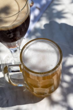 Belçika birası özel bardaklarda servis edilir Bruges 'deki eski bira fabrikasında, açık ya da koyu, lezzetli içecek, birayla öğle yemeği, turizm merkezi, Flanders, Belçika