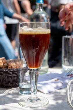 Belçika birası, Bruges 'deki eski bira fabrikasında, dubbel dark, lezzetli içecek, birayla öğle yemeği, turizm merkezi, Flanders, Belçika