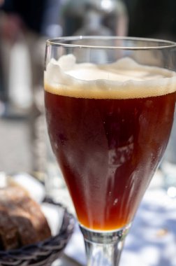 Belçika birası, Bruges 'deki eski bira fabrikasında, dubbel dark, lezzetli içecek, birayla öğle yemeği, turizm merkezi, Flanders, Belçika