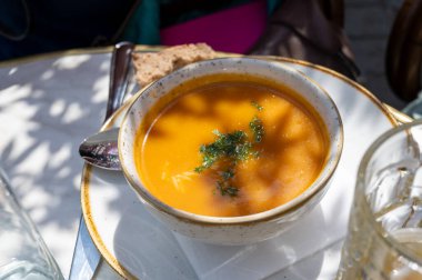 Baharatlı havuç çorbası ve harissa acılı biber, limon, sarımsak ve kişniş karışımı.