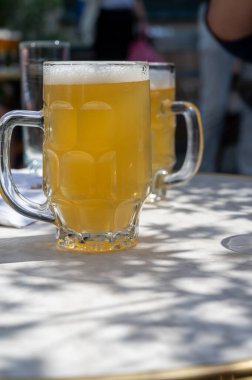 Belçika birası özel bardaklarda servis edilir Bruges 'deki eski bira fabrikasında, açık ya da koyu, lezzetli içecek, birayla öğle yemeği, turizm merkezi, Flanders, Belçika