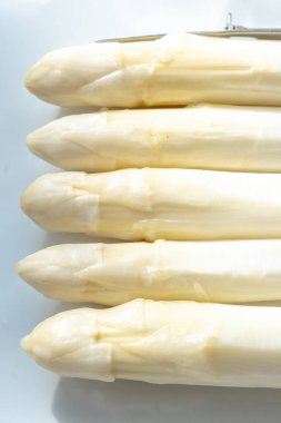 Hollandalı çiftçiler yüksek kaliteli ürünler, yıkanmış ve soyulmuş taze beyaz kuşkonmaz, mevsimlik vejetaryen gıdalar, gün ışığında