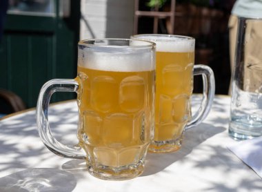 Belçika birası özel bardaklarda servis edilir Bruges 'deki eski bira fabrikasında, açık ya da koyu, lezzetli içecek, birayla öğle yemeği, turizm merkezi, Flanders, Belçika