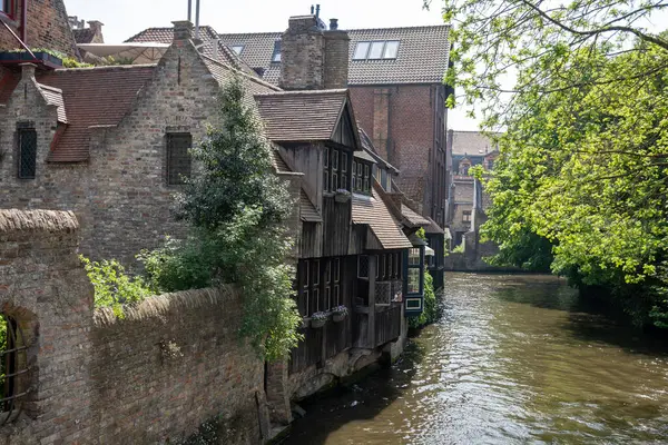 Bruges, Flanders, Belçika 'daki eski ortaçağ binalarının kanalı, köprüsü ve ön cepheleri güneşli bir günde gidilecek yer.