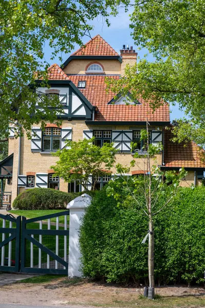 Kuzey Denizi 'nde, Flanders, De Haan ya da Le Coq sur Mer, Belçika' da Belle Epoque tarzında inşa edilmiş rahat bir sahil tatil köyü manzarası.