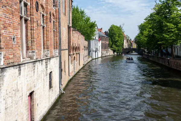 Bruges, Flanders, Belçika 'daki eski ortaçağ binalarının kanalı, köprüsü ve ön cepheleri güneşli bir günde gidilecek yer.