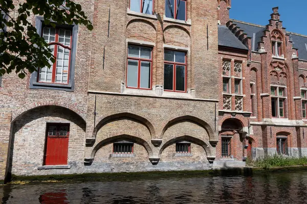 Bruges, Flanders, Belçika 'daki eski ortaçağ binalarının kanalı, köprüsü ve ön cepheleri güneşli bir günde gidilecek yer.
