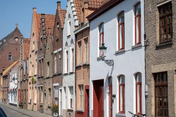 Bruges, Flanders, Belçika 'daki dar sokaklardaki eski ortaçağ evleri, Batı Avrupa' daki turist merkezleri.